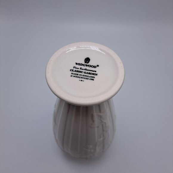 Wedgwood White Classic Garden Vase Grapes Leaves Embossed 7.5" England 1996 - Picture 8 of 9